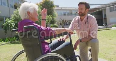 医生和一个老女人在一个养老院的公园里